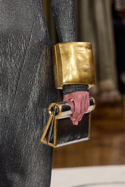Look 80